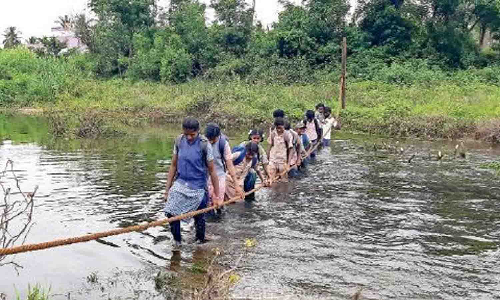 கூட்டாற்றை கடந்து செல்ல பாலம் - மலைகிராம மக்கள் வலியுறுத்தல்