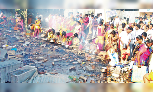 சேலம் கோட்டை மாரியம்மன் கோவில் ஆடித்திருவிழா: ஆயிரக்கணக்கான பெண்கள் பொங்கல் வைத்து வழிபாடு
