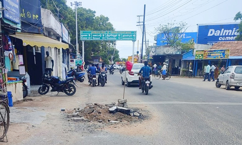 ஆறுமுகநேரி மெயின் பஜார் சந்திப்பில் ரோட்டின் நடுவே தோண்டிய பள்ளத்தை சரியாக மூடாததால் மக்கள் அவதி