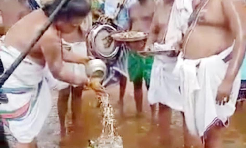 மானாமதுரை வைகை ஆற்றில் தீர்த்தவாரி