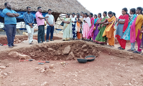 ஆதிச்சநல்லூரில்  அகழாய்வு பணிகளை பார்வையிட்ட தூத்துக்குடி கல்லூரி மாணவிகள்