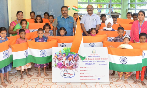 மாணவர்களுக்கு இலவச தேசிய கொடி வழங்கல்