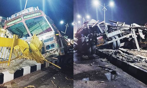 தலை குப்புற கவிழ்ந்து நொறுங்கிய கிரானைட் லாரி