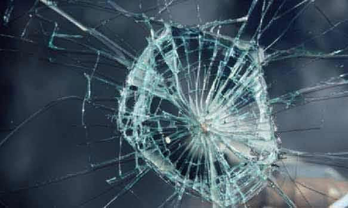 தூத்துக்குடியில் இன்ஸ்பெக்டரின் வாகன கண்ணாடிகள் கல்வீசி உடைப்பு