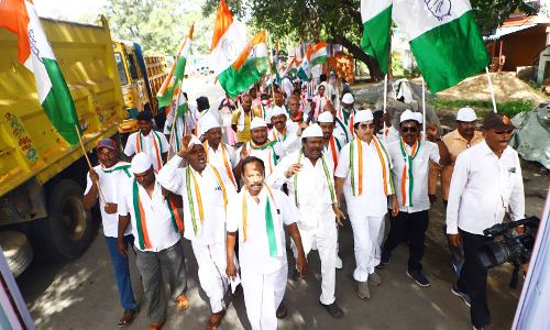 வேலூரில் காங்கிரசார் பாதயாத்திரை