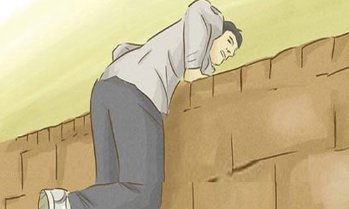 காதலியை பார்க்க நள்ளிரவில் சுவர் ஏறி குதித்த வாலிபர்