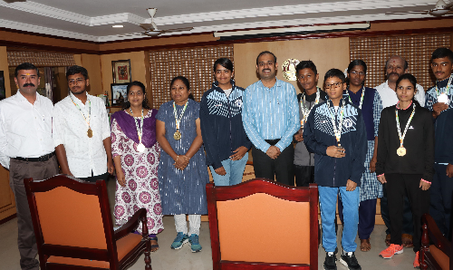 துப்பாக்கி சுடும் போட்டியில் பதக்கங்களை குவித்த நேரு ரைபிள் கிளப் மாணவர்கள்-கலெக்டர் பாராட்டு