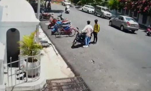 ஊழியரின் மோட்டார் சைக்கிளை திருடி சென்ற மர்ம நபர்கள்