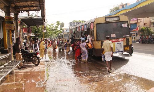 குழாய் உடைந்து ஆறு போல பெருக்கெடுத்த குடிநீர்