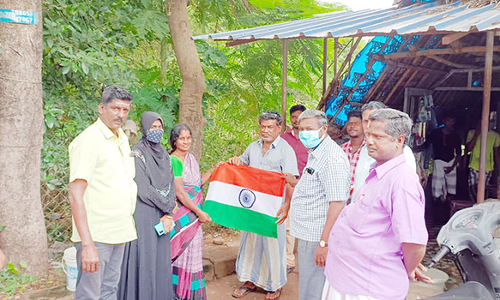 வீடுகளுக்கு தேசியக்கொடி வழங்கல்