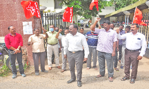 தபால் ஊழியர்கள் ஆர்ப்பாட்டம்