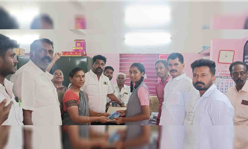 தி.மு.க. சார்பில் பள்ளி மாணவர்களுக்கு கல்வி உபகரணங்கள்