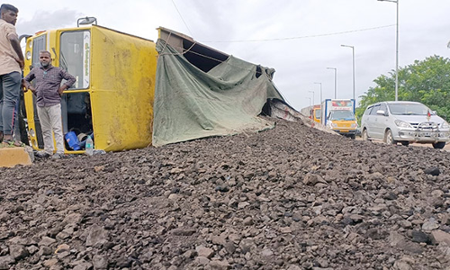 லாரி கவிழ்ந்ததால் சாலையில் கொட்டிய நிலக்கரி