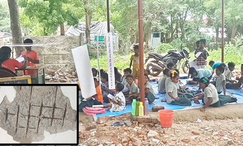 இடிந்து விழும் நிலையில் உள்ள அரசு பள்ளி கட்டிட மேற்கூரை