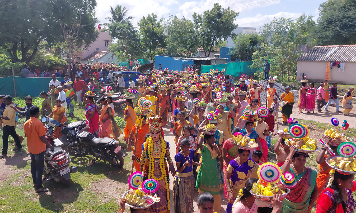மாரியம்மன் கோவில் திருவிழா: 600 பெண்கள் பங்கேற்ற மாவிளக்கு ஊர்வலம் மாரியம்மன் கோவில் திருவிழா: 600 பெண்கள் பங்கேற்ற மாவிளக்கு ஊர்வலம்