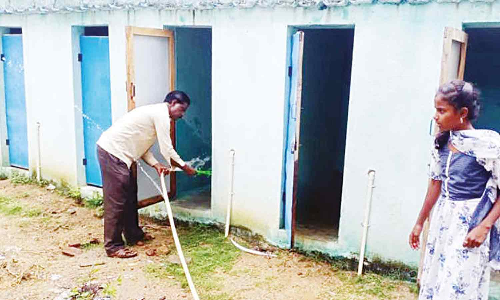 அரசு பள்ளி கழிவறையை சுத்தம் செய்த ஆசிரியர்- சமூக வலைத்தளங்களில் வைரலாகும் வீடியோ