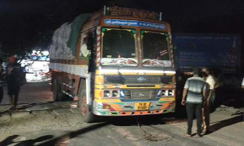 தண்டவாளத்தின் நடுவே சிக்கிய லாரி- விபத்தில் இருந்து தப்பிய நீலகிரி எக்ஸ்பிரஸ்