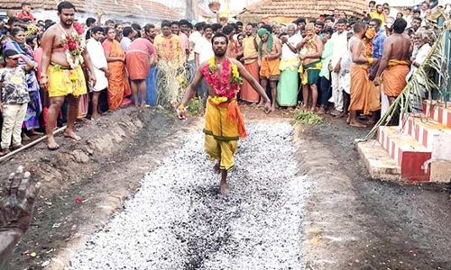 கோவில் திருவிழாவில் பூக்குழி இறங்கி பக்தர்கள் நேர்த்திக்கடன்