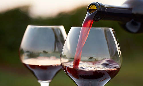 ஒயின் குடித்தால் கலராகலாம்- தவறான வழிகாட்டலால் போதையில் தடுமாறிய பள்ளி மாணவிகள்