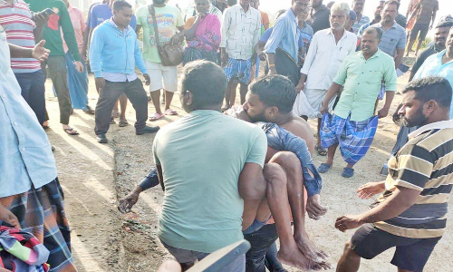 தேங்காப்பட்டணம் துறைமுகத்தில் கடலில் மீன் பிடித்து திரும்பிய போது படகு கவிழ்ந்து மீனவர் சாவு - முகத்துவாரத்தில் மணல் மூடி கிடந்ததால் விபத்து