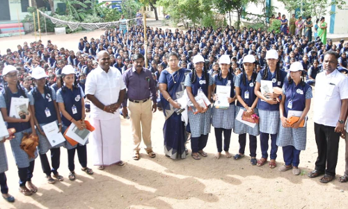 பள்ளி மாணவிகளுக்கு முன்னாள் அமைச்சர் வாழ்த்து