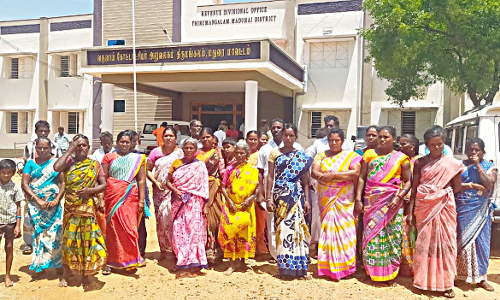 சேதமடைந்த  பள்ளி கட்டிடத்தை சீரமைக்க கோரி பெண்கள் முற்றுகை