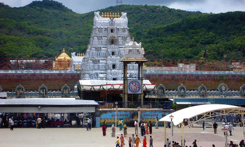 திருப்பதியில் பக்தர்கள் கூட்டம் அதிகரிப்பு: 15 மணி நேரம் காத்திருந்து தரிசனம்