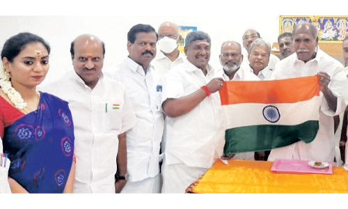 ரங்கசாமி தேசியக் கொடி வழங்கினார்