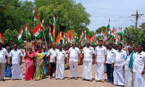 தேசிய கொடிகள் வழங்கும் விழா