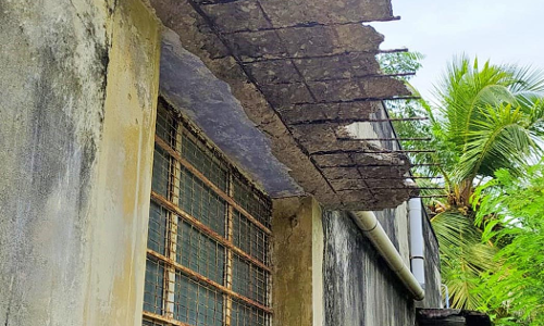 பாவூர்சத்திரத்தில் சிதிலமடைந்து ஆபத்தான நிலையில் காணப்படும் நூலக கட்டிடம்