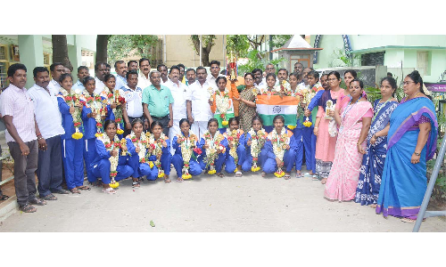 கோ-கோ போட்டியில்  அரசு பள்ளி மாணவிகள் தங்கப்பதக்கம் வென்று சாதனை