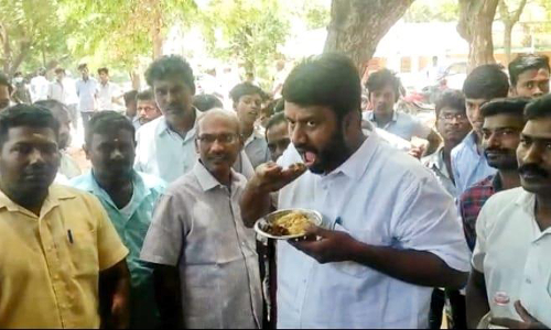 அரசு பள்ளியில் தரமற்ற மதிய உணவு-எம்.எல்.ஏ.விடம் மாணவர்கள் குற்றச்சாட்டு