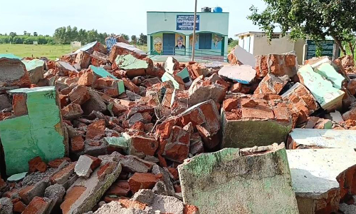 இடிக்கப்பட்ட கட்டிட கழிவுகளை அகற்ற வேண்டும்