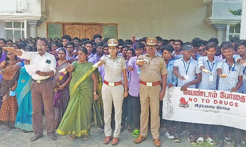 வடசேரி பள்ளியில் விழிப்புணர்வு நிகழ்ச்சி - போதை பழக்கத்திற்கு அடிமையானால் குடும்பத்தில் மகிழ்ச்சி இல்லாமல் போய்விடும் - போலீஸ் துணை சூப்பிரண்டு பேச்சு