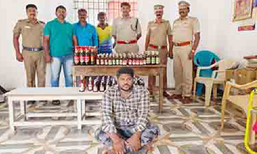 இருசக்கர வாகனத்தில்  மது பாட்டில் கடத்தியவர் சிக்கினார்