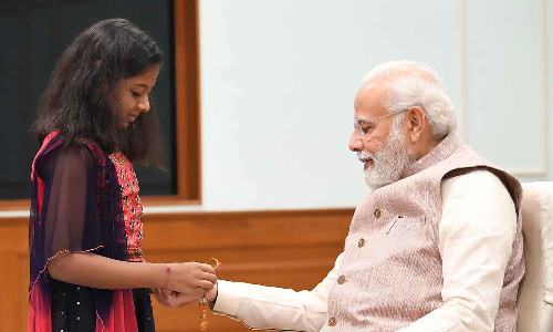 குழந்தைகளுடன் மகிழ்ச்சியாக ரக்‌ஷா பந்தன் கொண்டாடிய பிரதமர் மோடி