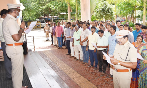 பள்ளி-கல்லூரிகளில் போலீசார் விழிப்புணர்வு