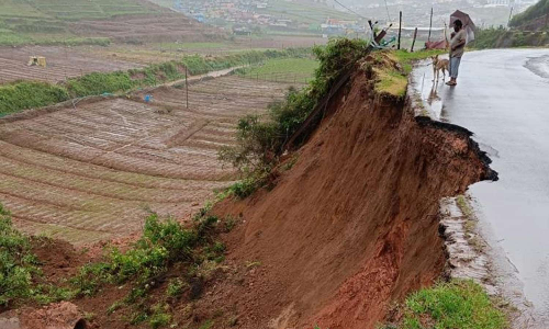 கொட்டி தீர்த்த கனமழை: ஊட்டி-மஞ்சூர் சாலையில் மண்சரிவு