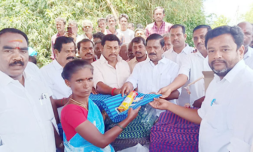 வெள்ளத்தால் பாதித்த கிராமங்களுக்கு நிவாரண உதவிகள்