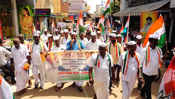 நிலக்கோட்டையில் காங்கிரஸ் கட்சியினர் அமைதிப் பேரணி நிலக்கோட்டையில் காங்கிரஸ் கட்சியினர் அமைதிப் பேரணி