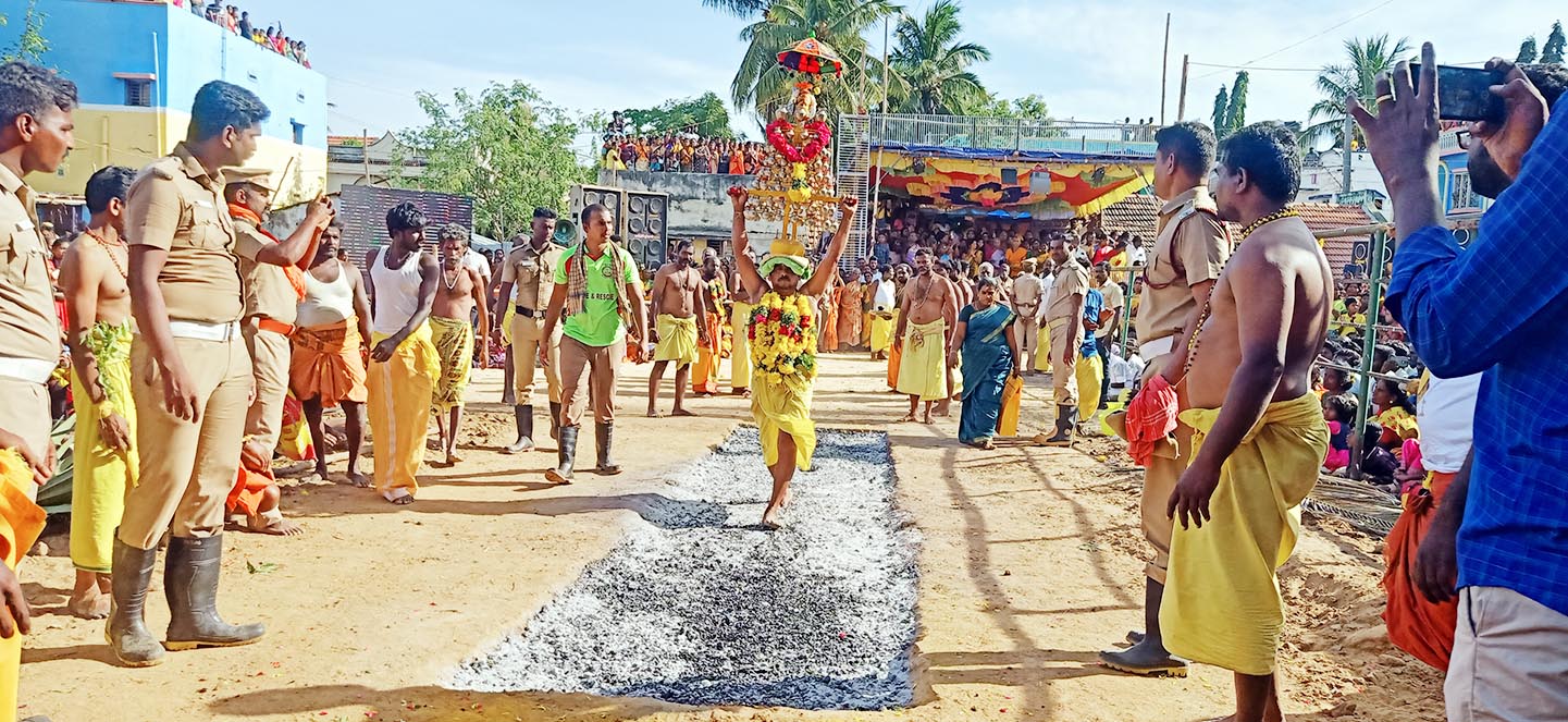 செல்லியம்மன் கோவில் பூச்சொறிதல் விழா செல்லியம்மன் கோவில் பூச்சொறிதல் விழா