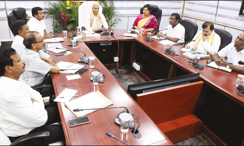 திருப்பதி கோவில் சன்னதியில் பக்தர்களை பிடித்து தள்ளுகிறார்கள்: குறைகள் கேட்பு நிகழ்ச்சியில் புகார்