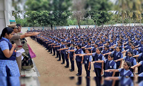 ஜெய் சாரதா மெட்ரிக் பள்ளியில் போதை பழக்கத்திற்கு எதிரான உறுதிமொழியை ஏற்ற மாணவர்கள்