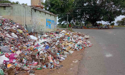 பல்லடத்தில் குப்பைகளுக்கு தீ வைப்பதால் பொதுமக்கள் பாதிப்பு