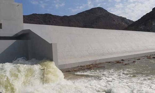 பாலைவனங்கள் நிறைந்த ஐக்கிய அரபு நாட்டிலும் கொட்டி தீர்க்கும் மழை