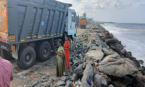 மீனவர்கள் போராட்டம் எதிரொலி:  தேங்காய்பட்டணம் மீன்பிடி  துறைமுகத்தில் சீரமைப்பு பணி தொடக்கம்