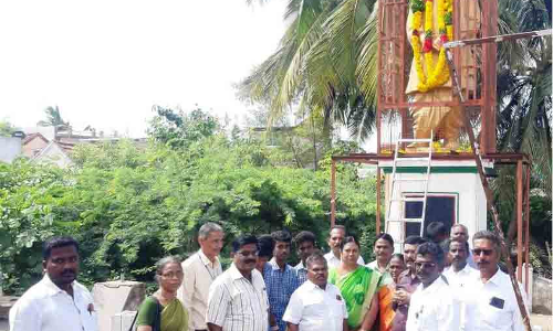 தியாகி சத்தியமூர்த்தி சிலைக்கு மாணவ, மாணவிகள்  மரியாதை