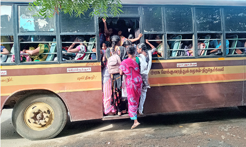 புதியம்புத்தூர் பகுதியில் பஸ் படியில் நின்று பயணம்  செய்யும் மாணவ-மாணவிகள் - கூடுதல் பஸ் இயக்க கோரிக்கை