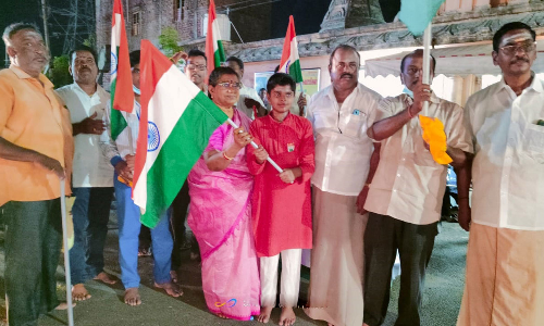 பக்தர்களுக்கு தேசியக்கொடி