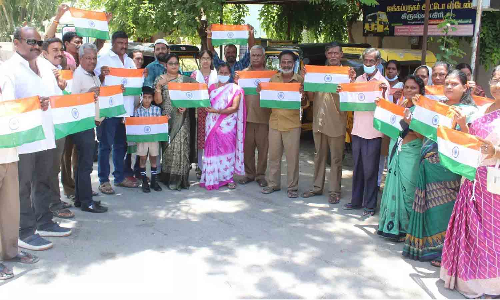 கிருஷ்ணகிரியில்   33 வார்டுகளில் உள்ள வீடுகளுக்கு தேசிய கொடி